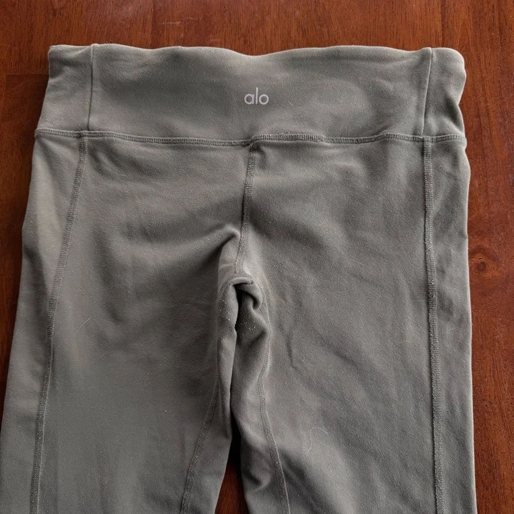Alo Yoga High-Waist Moto Legging olive green colorway Jungle Glossy Motto Small
